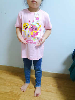 [베이비앤아이] 핑크퐁 아기상어 유아 반팔티 — 4.5점을 준 리뷰어가 2019년 6월 올린 사용 사진