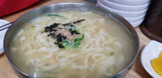 칼국수에끌림 [칼국수에 끌림] 손칼국수+비빔칼국수+왕만두4개 — 5점을 준 리뷰어가 2018년 10월 올린 사용 사진