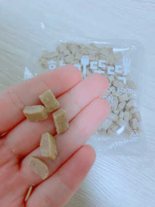 [펫토리아] 맛도 영양도 BEST 한끼뚝딱 강아지 사료 — 5점을 준 리뷰어가 2019년 4월 올린 사용 사진