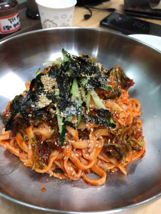 칼국수에끌림 [칼국수에 끌림] 손칼국수+비빔칼국수+왕만두4개 — 5점을 준 리뷰어가 2018년 11월 올린 사용 사진