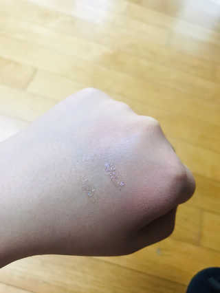 [블랙루즈] 펄블리 아이 글리터 2종 — 5점을 준 리뷰어가 2019년 1월 올린 사용 사진