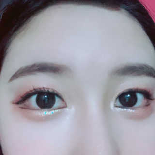 [블랙루즈] 펄블리 아이 글리터 2종 — 5점을 준 리뷰어가 2019년 1월 올린 사용 사진