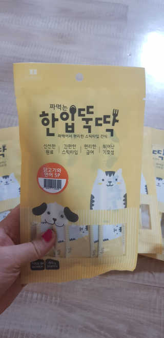 [펫토리아]짜먹는 한입뚝딱 강아지.고양이 마약간식 — 3점을 준 리뷰어가 2019년 8월 올린 사용 사진