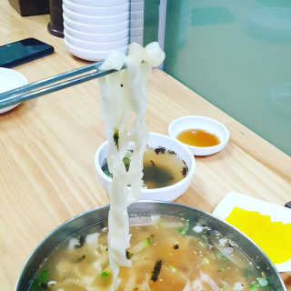 칼국수에끌림 [칼국수에 끌림] 손칼국수+비빔칼국수+왕만두4개 — 5점을 준 리뷰어가 2018년 9월 올린 사용 사진