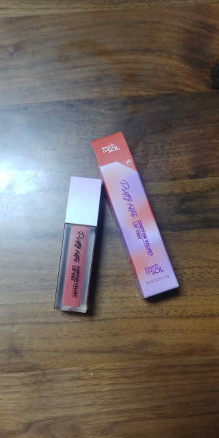 터치인솔 프리티필터 쉬폰 벨벳 립틴트 비비드팝 컬렉션 — 4점을 준 리뷰어가 2019년 3월 올린 사용 사진