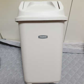 창신리빙 프랑코 퍼블릭 스윙 휴지통 10L, 25L, 35L — 5점을 준 리뷰어가 2019년 9월 올린 사용 사진