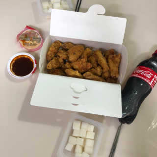 [치킨마루]-  빠사칸윙봉현미 + 콜라 500ml — 5점을 준 리뷰어가 2019년 7월 올린 사용 사진