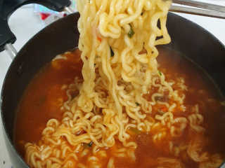 라면 그대로가 제일 맛있는 더엄마라면 — 5점을 준 리뷰어가 2019년 7월 올린 사용 사진