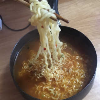 라면 그대로가 제일 맛있는 더엄마라면 — 5점을 준 리뷰어가 2019년 7월 올린 사용 사진