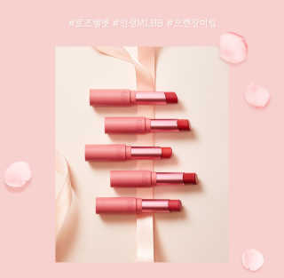 [블랙루즈] 로즈 벨벳 립스틱 택1+랜덤1 — 5점을 준 리뷰어가 2019년 1월 올린 사용 사진
