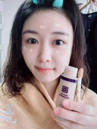 데일리톡스톡스 데일리톡스 듀이 스킨 이펙트 멀티 유즈 컨실러 비비 — 4.17점을 준 리뷰어가 2018년 4월 올린 사용 사진