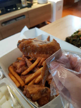 네네치킨 소이크런치윙봉 — 5점을 준 리뷰어가 2020년 4월 올린 사용 사진