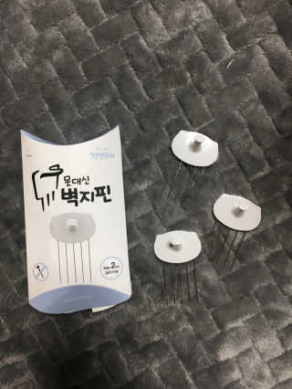 프리젠트 벽지핀 돼지 화이트 3P — 5점을 준 리뷰어가 2017년 2월 올린 사용 사진