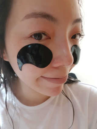 퓨어힐스 포어 클리어 블랙 챠콜 아이패치 — 3점을 준 리뷰어가 2019년 3월 올린 사용 사진
