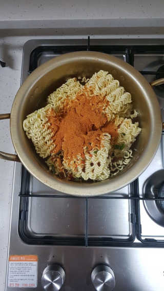 라면 그대로가 제일 맛있는 더엄마라면 — 5점을 준 리뷰어가 2019년 7월 올린 사용 사진