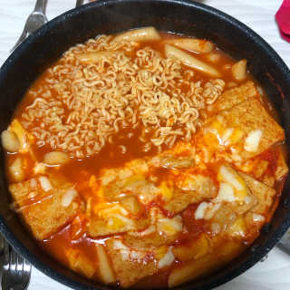 잠실맛집,홍코너떡볶이가우리집에[옛날맛,짜장맛옵션] — 5점을 준 리뷰어가 2019년 12월 올린 사용 사진
