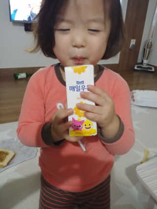 매일우유 멸균 매일우유 저지방 2프로 멸균 핑크퐁 에디션 6입 — 4점을 준 리뷰어가 2017년 12월 올린 사용 사진