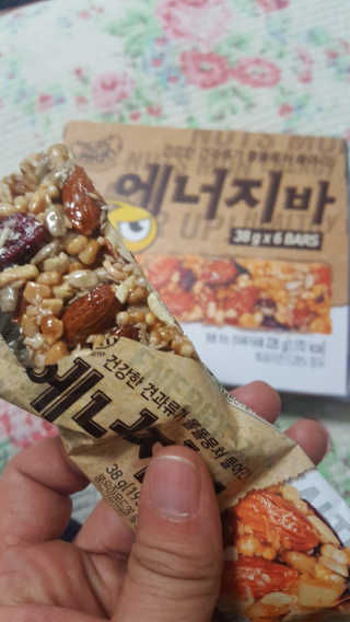 견과가 똘똘 뭉쳐들어간 넛츠몬 에너지바 1BOX 6개입 — 4.17점을 준 리뷰어가 2018년 1월 올린 사용 사진