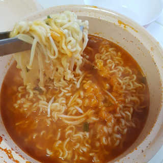 라면 그대로가 제일 맛있는 더엄마라면 — 5점을 준 리뷰어가 2019년 9월 올린 사용 사진