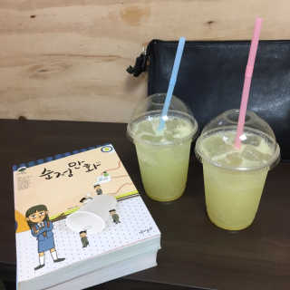 [공간 만화카페] 1인당 3시간 이용+음료 1잔, 2인Set — 2.5점을 준 리뷰어가 2019년 5월 올린 사용 사진