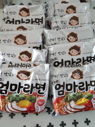 라면 그대로가 제일 맛있는 더엄마라면 — 5점을 준 리뷰어가 2019년 7월 올린 사용 사진