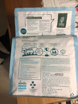 그린펫푸드 인섹트캣 글루텐프리（1.2KG） — 4.5점을 준 리뷰어가 2019년 8월 올린 사용 사진