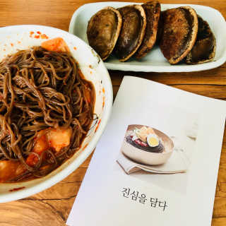 유천냉면 유천 비빔냉면 2인분+메밀지짐만두 280g — 4.5점을 준 리뷰어가 2018년 6월 올린 사용 사진