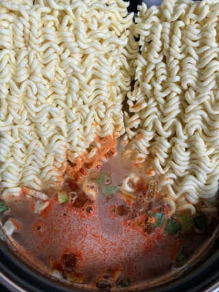 라면 그대로가 제일 맛있는 더엄마라면 — 4점을 준 리뷰어가 2019년 7월 올린 사용 사진