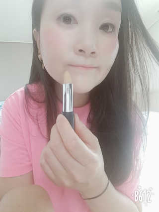 터치인솔 돈 텔 애니바디 듀얼 컨실러 — 5점을 준 리뷰어가 2018년 6월 올린 사용 사진