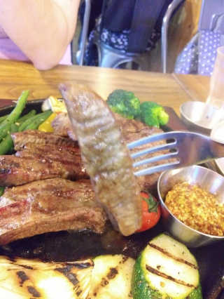 [이층집 샤로수길점] 플랫아이언 스테이크 플래터400g — 4점을 준 리뷰어가 2018년 9월 올린 사용 사진