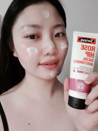 SWISSE 스위스 로즈힙 페이셜 모이스처라이저 로션 — 4.5점을 준 리뷰어가 2019년 11월 올린 사용 사진