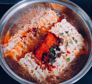 라면 그대로가 제일 맛있는 더엄마라면 — 5점을 준 리뷰어가 2019년 6월 올린 사용 사진