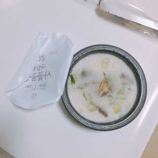 [풀무원] 사골곰탕국밥 황태해장국밥 — 5점을 준 리뷰어가 2018년 6월 올린 사용 사진