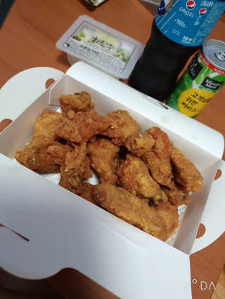 [치킨마루]-  빠사칸윙봉현미 + 콜라 500ml — 5점을 준 리뷰어가 2019년 7월 올린 사용 사진