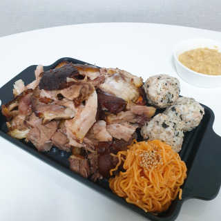 행복먹거리공작소 맥족. 맥주에 빠진 족발 550g + 마늘소스 70g — 5점을 준 리뷰어가 2020년 2월 올린 사용 사진