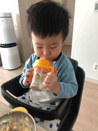 유비맘 샘방지 PPSU 빨대컵_컬러 랜덤 발송 — 5점을 준 리뷰어가 2020년 3월 올린 사용 사진