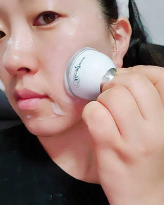 [더마퀸]쿨링스틱 페이스앤아이 — 5점을 준 리뷰어가 2019년 5월 올린 사용 사진