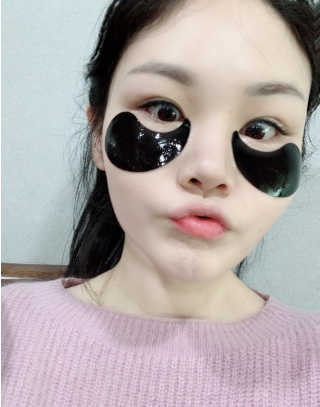 퓨어힐스 포어 클리어 블랙 챠콜 아이패치 — 4점을 준 리뷰어가 2019년 3월 올린 사용 사진