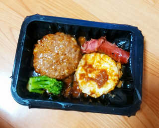 후쿠오카함바그 눈꽃치즈 데미그라스 함박스테이크 240g x3팩 — 1점을 준 리뷰어가 2019년 11월 올린 사용 사진