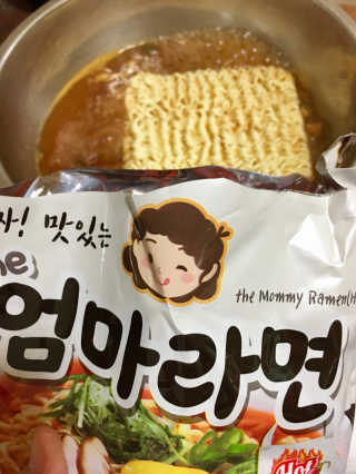 라면 그대로가 제일 맛있는 더엄마라면 — 3점을 준 리뷰어가 2019년 6월 올린 사용 사진