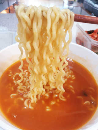 라면 그대로가 제일 맛있는 더엄마라면 — 5점을 준 리뷰어가 2019년 6월 올린 사용 사진