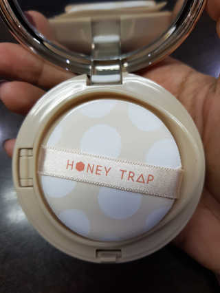 Honey Trap 톤 업 파운데이션 쿠션(W22.5,C17.5) — 4점을 준 리뷰어가 2017년 11월 올린 사용 사진