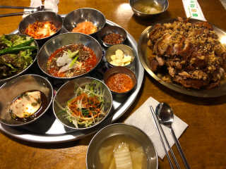[동네맛집족발] 4개 족발 중 택1 — 4점을 준 리뷰어가 2020년 1월 올린 사용 사진