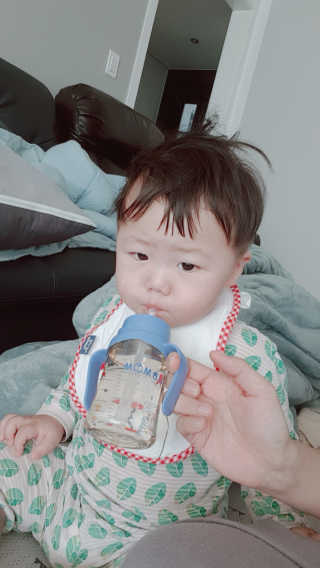 유비맘 샘방지 PPSU 빨대컵_컬러 랜덤 발송 — 5점을 준 리뷰어가 2020년 2월 올린 사용 사진