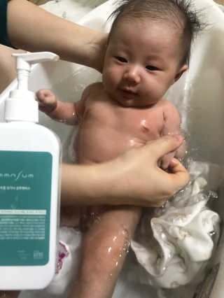 엄마프움 시알릴락토스 오가닉 샴푸앤바스 — 5점을 준 리뷰어가 2019년 10월 올린 사용 사진