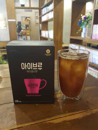 한국맥널티 아이브루 헤이즐넛향 100T — 5점을 준 리뷰어가 2019년 10월 올린 사용 사진