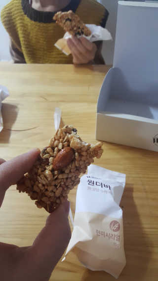 원더그린 無설탕 수제 바, 원더바 현미시리얼 — 5점을 준 리뷰어가 2017년 12월 올린 사용 사진