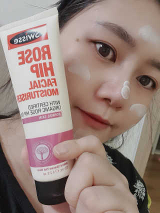 SWISSE 스위스 로즈힙 페이셜 모이스처라이저 로션 — 5점을 준 리뷰어가 2019년 12월 올린 사용 사진