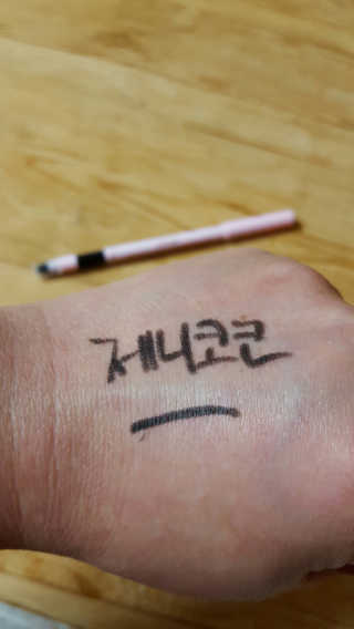 제니코코 제니 워터프루프 아이라이너 — 4.33점을 준 리뷰어가 2017년 4월 올린 사용 사진