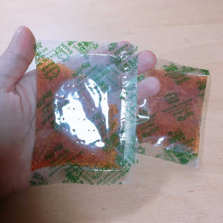 쨍하고 해뜰집 재사용 가능한 로하스 인증 지시겔 제습제 25g 20개입 — 5점을 준 리뷰어가 2019년 9월 올린 사용 사진